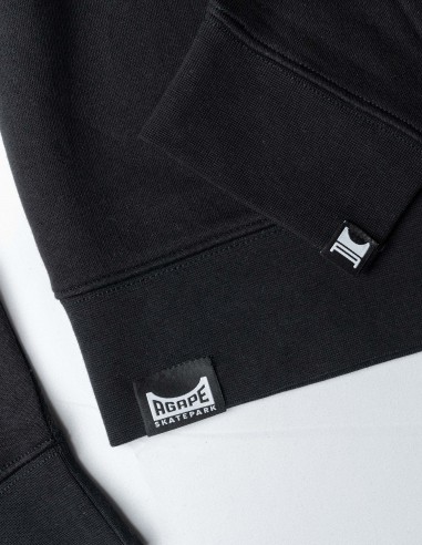 Black crewneck junior sweatshirt